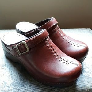 Dansko leather clogs in great used condition